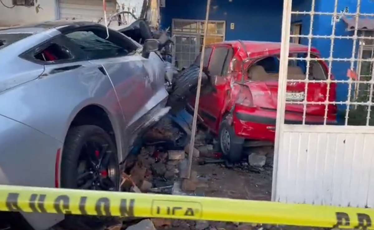 Mujer estrella Corvette en medio de dos casas en Guadalajara; el auto de lujo está cotizado en más de 2 mdp