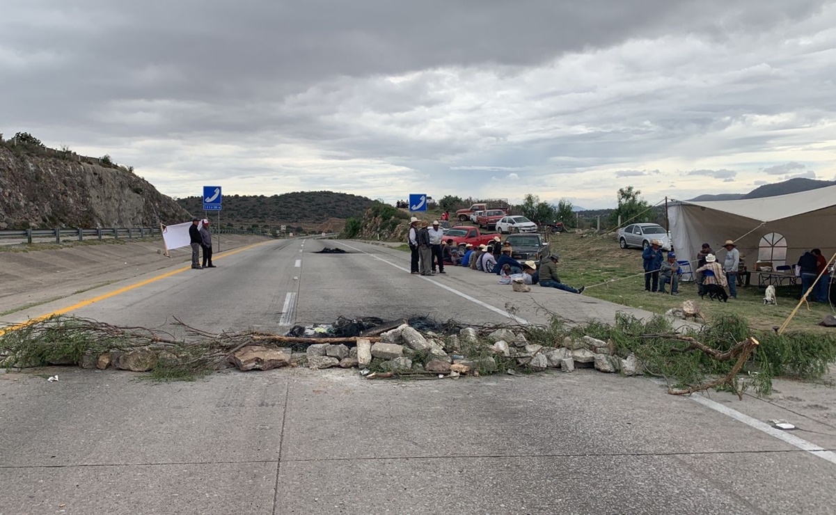Campesinos cumplen 3 días de bloqueo en autopista de Arco Norte