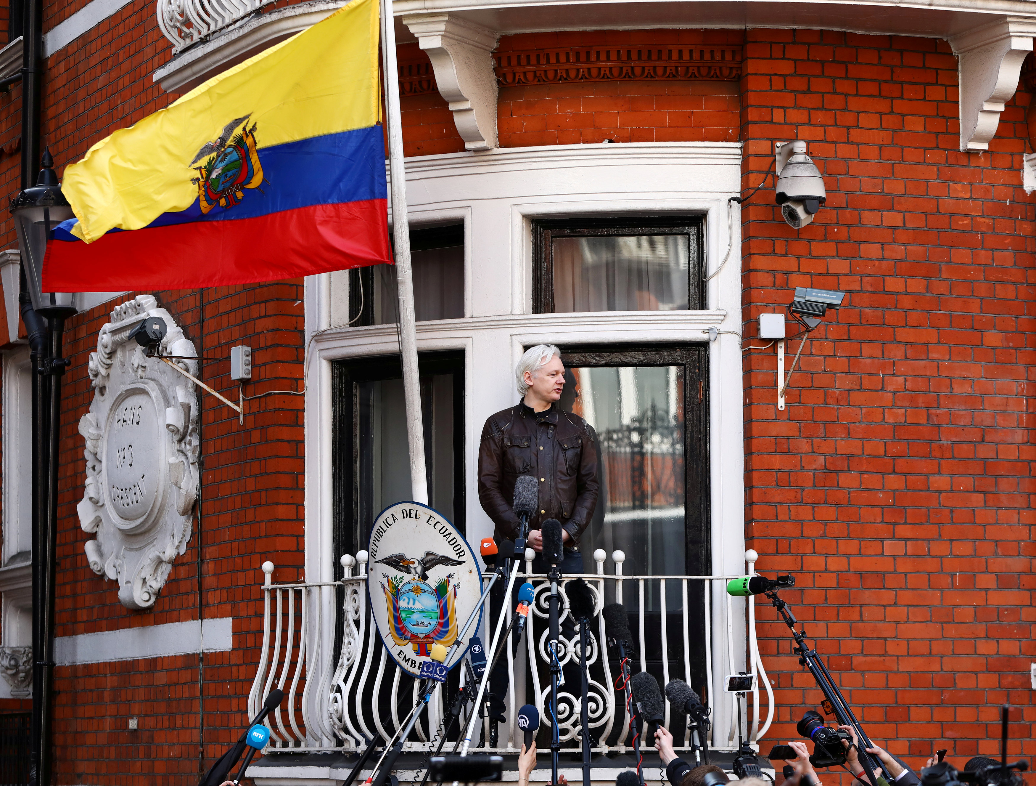 Ecuador busca poner fin al asilo político de Julian Assange