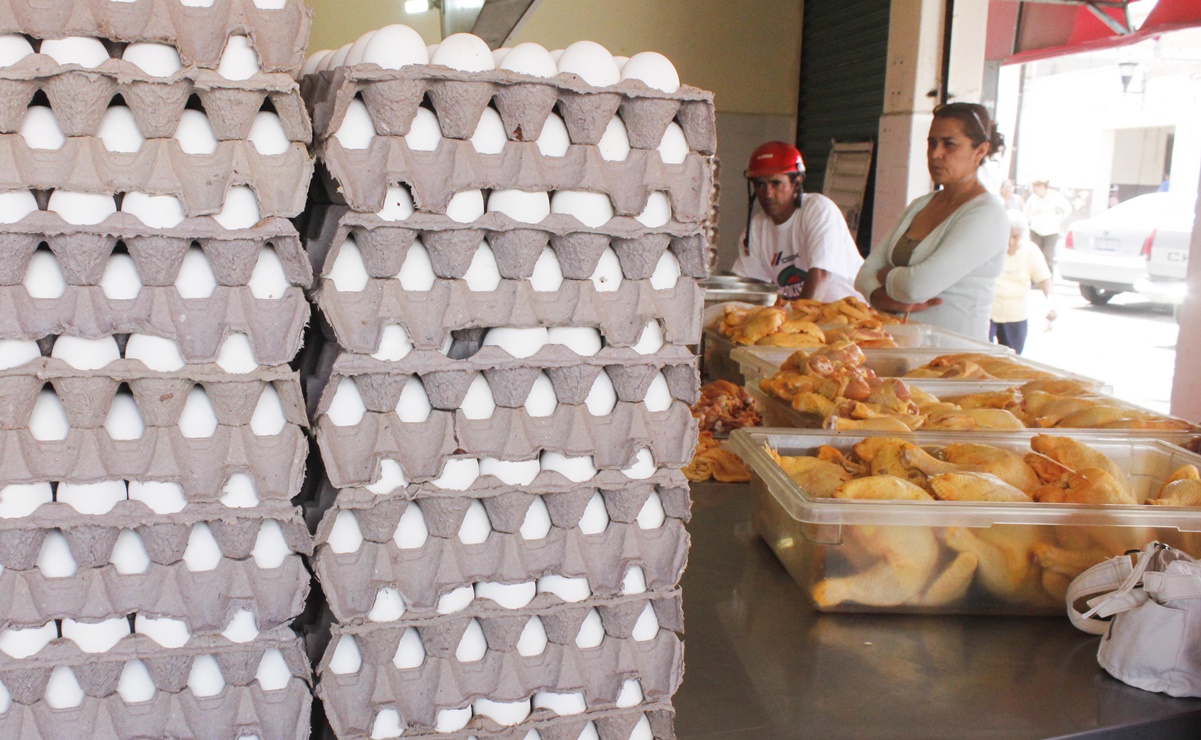 Repunte de precios en huevo y pollo impulsan ventas de Bachoco en primer semestre
