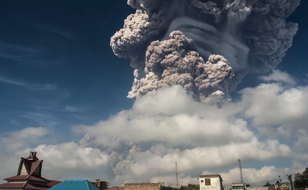 Video. Captan enorme columna de ceniza de volcán en Indonesia