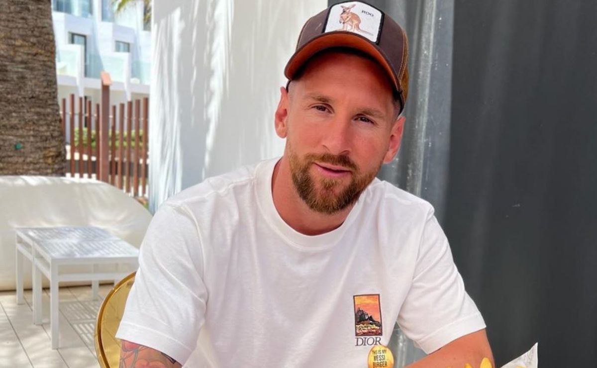 ¿Cómo es y cuánto cuesta la camiseta urbana de Leo Messi que usó en su llegada a la Argentina y fue furor?