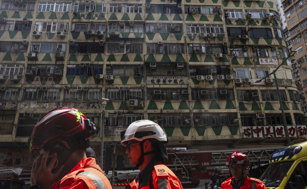 Incendio en edificio residencial de Hong Kong deja al menos 5 muertos y más de 40 heridos