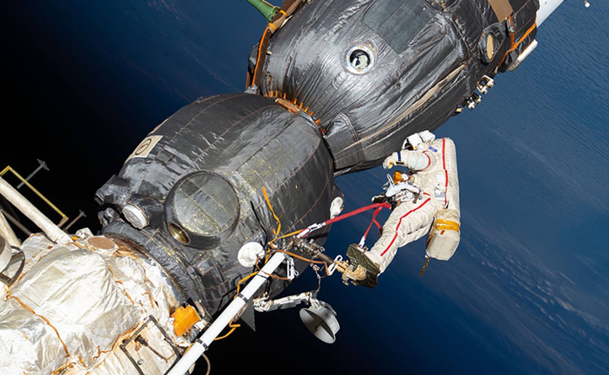 Para investigación científica y limpiar una ventana, cosmonautas harán caminata espacial de seis horas