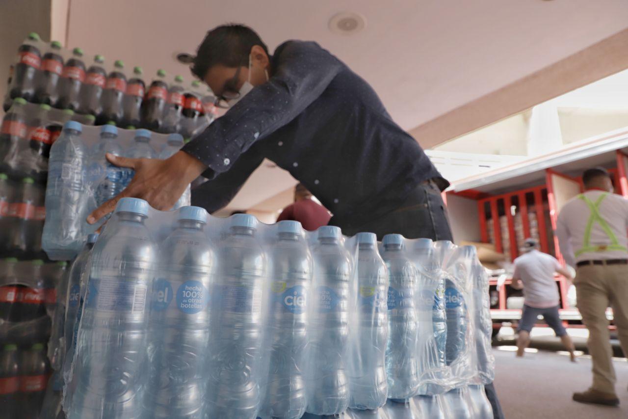 FEMSA dona agua y refrescos para centro de ayuda a indigentes