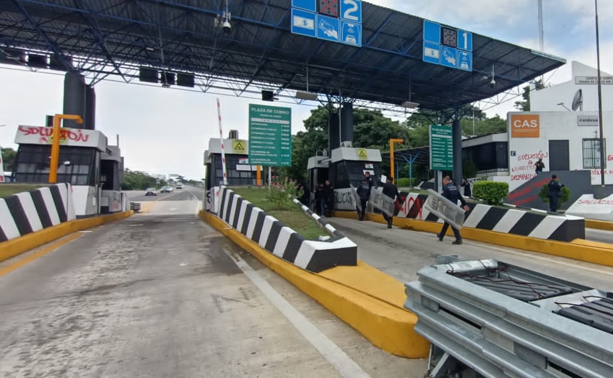 Policías desalojan con gas lacrimógeno a normalistas de caseta de cobro en Chiapas