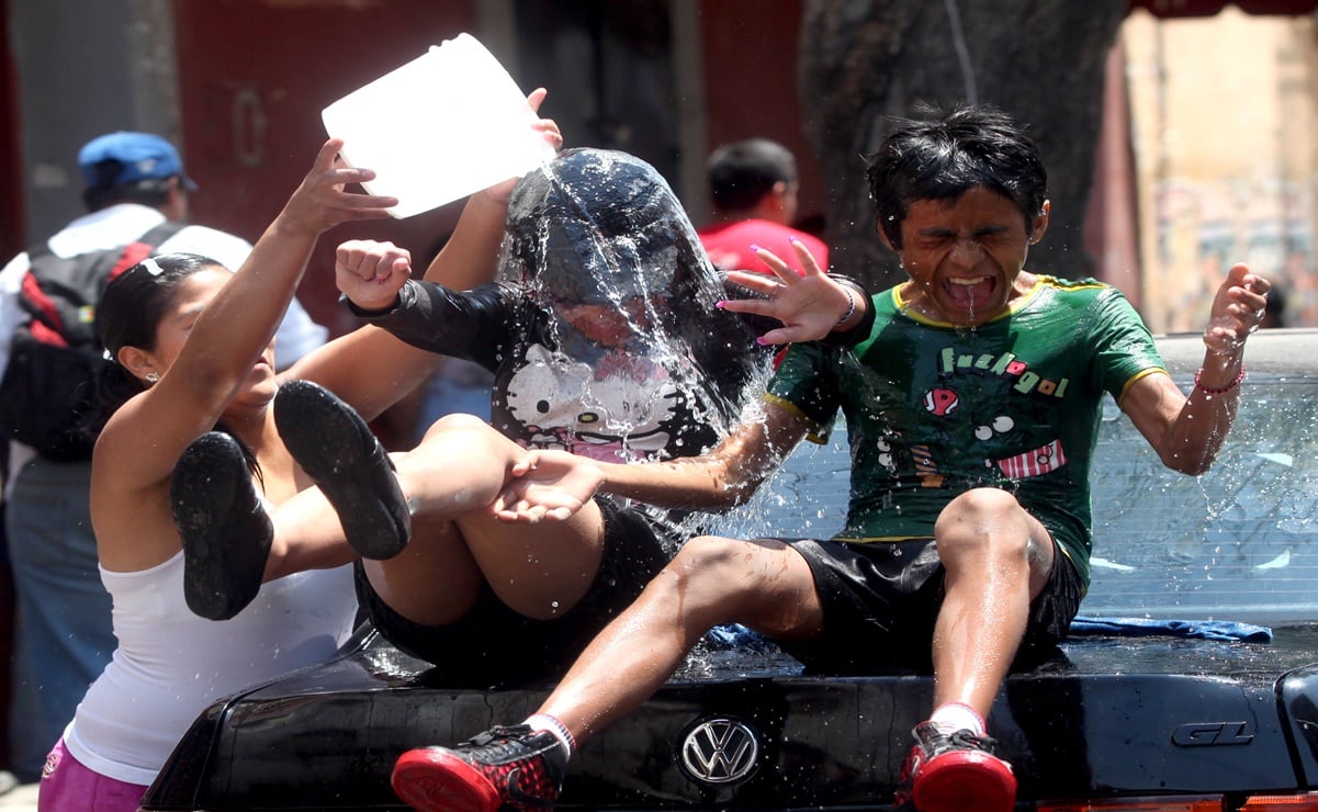 Multa y arresto hasta de 36 horas para quienes desperdicien agua el Sábado de Gloria en la CDMX 