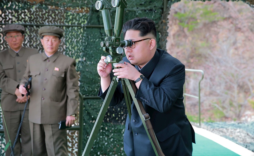 Líder de Norcorea ordena construir más cohetes y cabezas de misiles