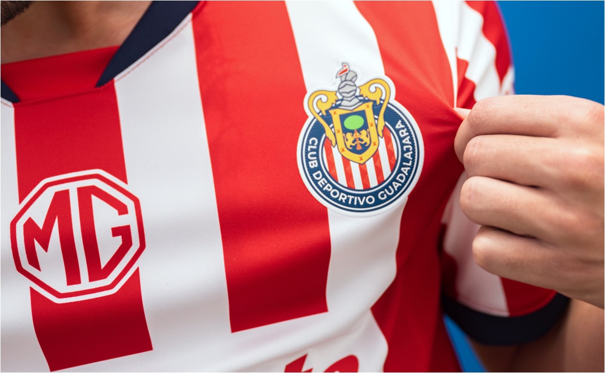 Chivas anuncia su nuevo uniforme y los aficionados explotan por el exceso de patrocinios