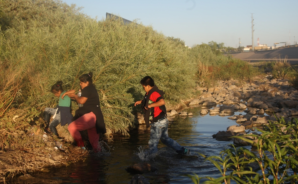 Migrantes se encomiendan a “Diosito” antes de lanzarse al río para cruzar a EU
