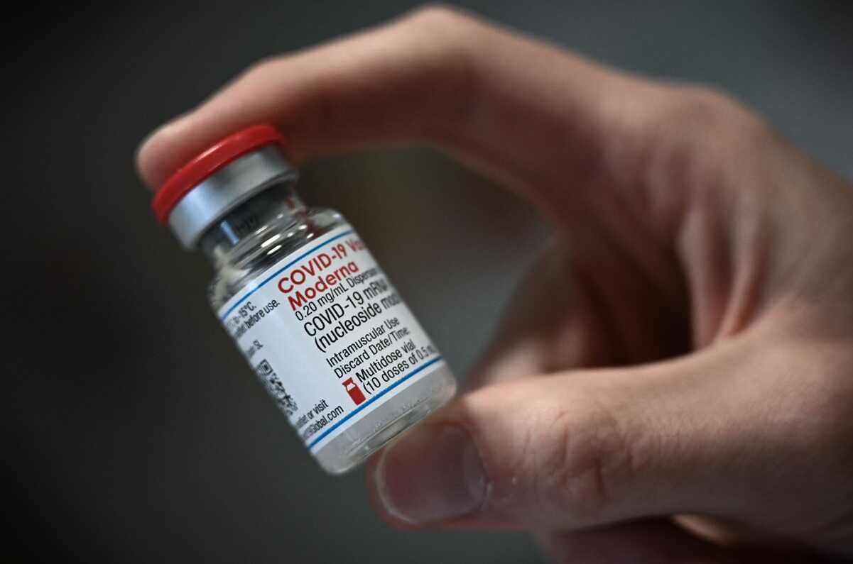 Moderna se suma a la lucha contra ómicron, rediseñará vacuna 