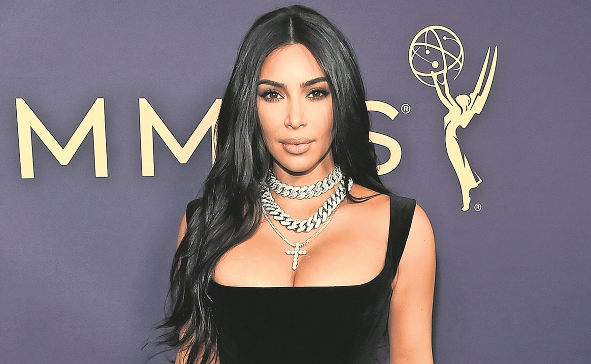 Kim Kardashian se arriesga con el ‘microbikini de oro’ más chic de la temporada