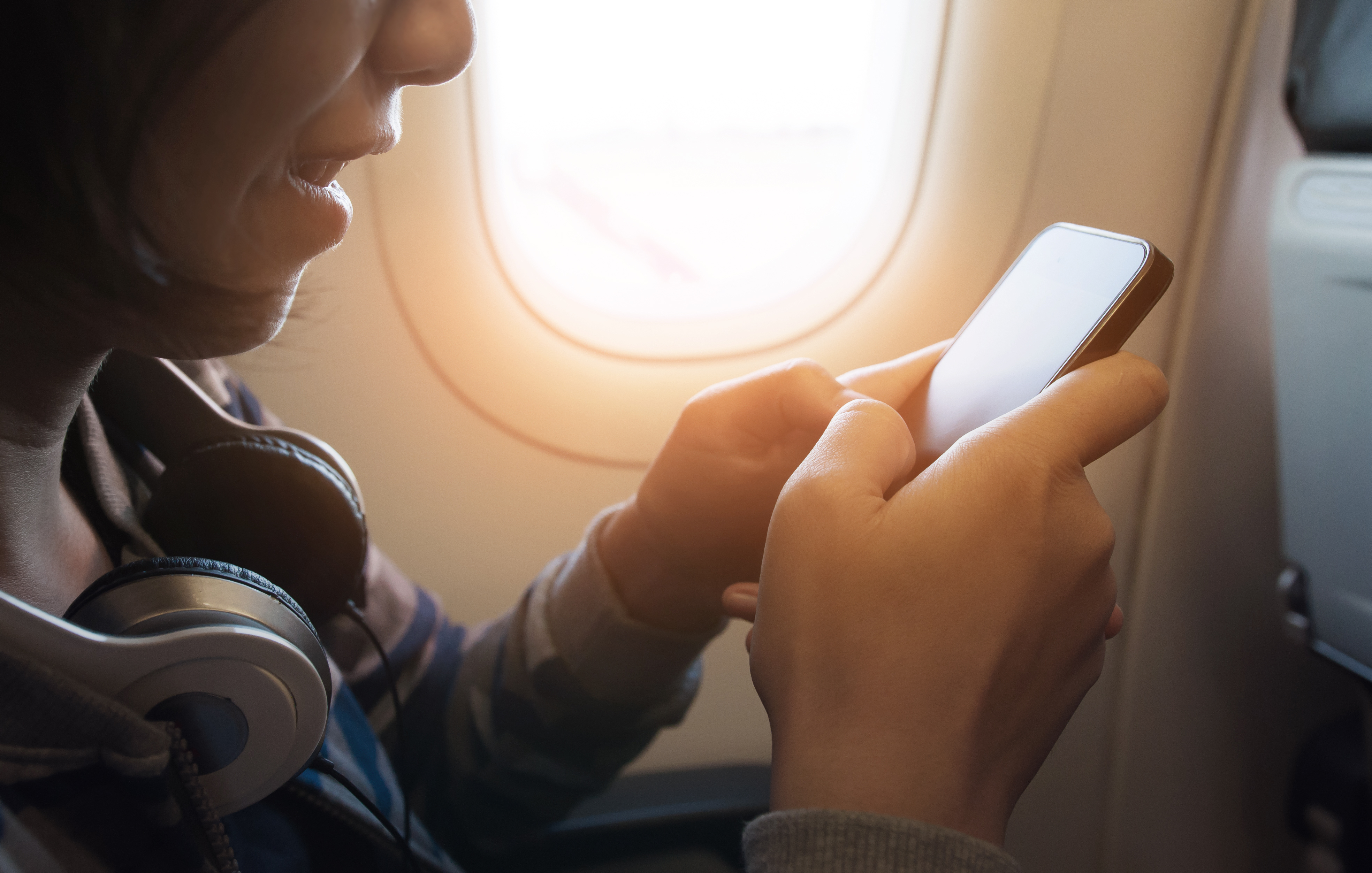 Aerolínea permite usar whatsapp y facebook durante sus vuelos, ¡gratis!