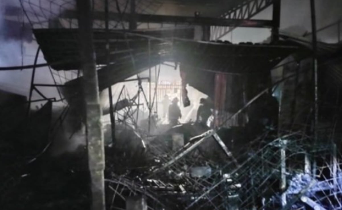 Incendio consume 30 puestos semifijos al exterior del mercado de "La Purísima" en Iztapalapa