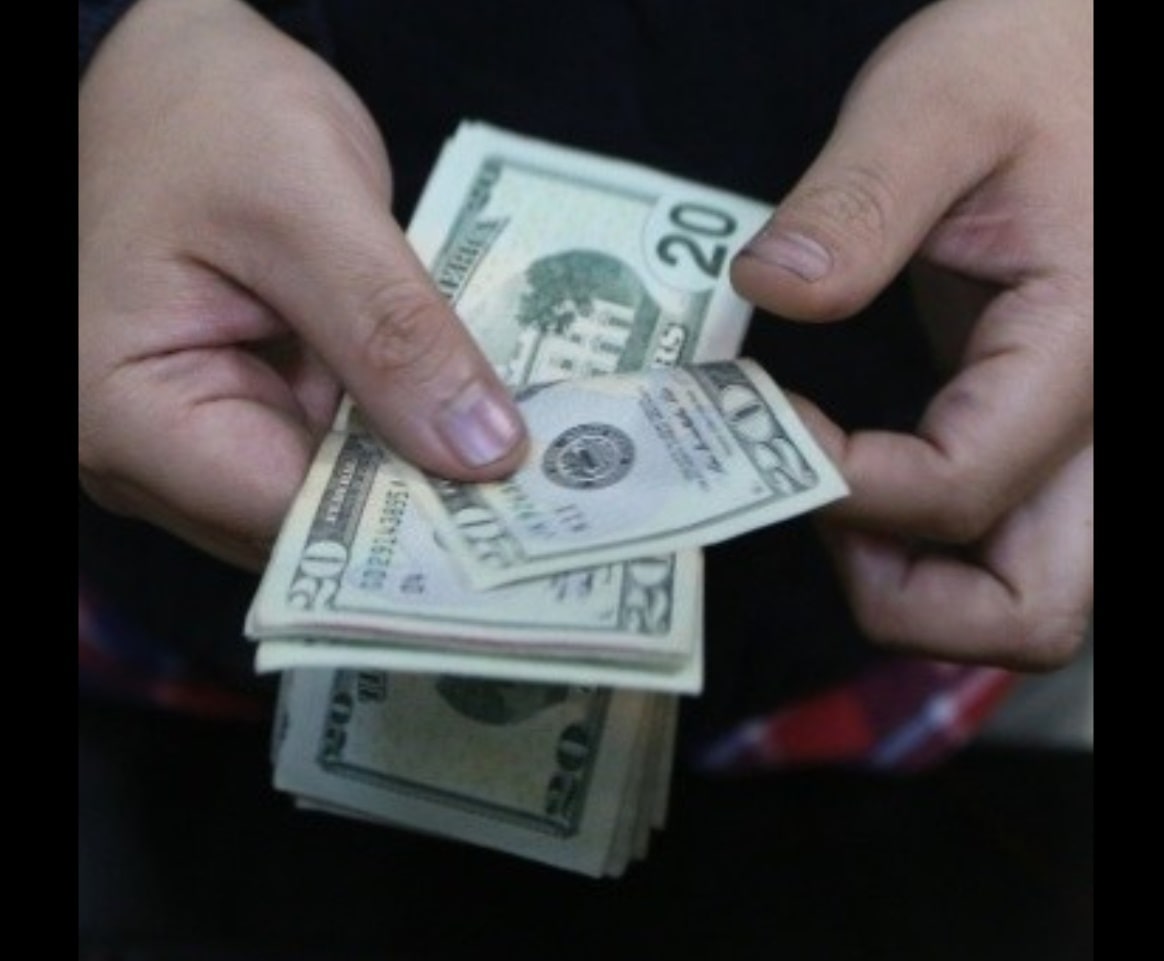 Precio del dólar abre en 17.99 pesos al mayoreo este martes