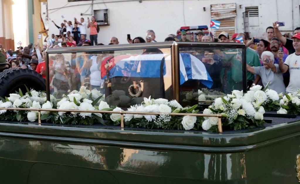 Cenizas de Fidel Castro salen en cortejo fúnebre desde La Habana hasta Santiago