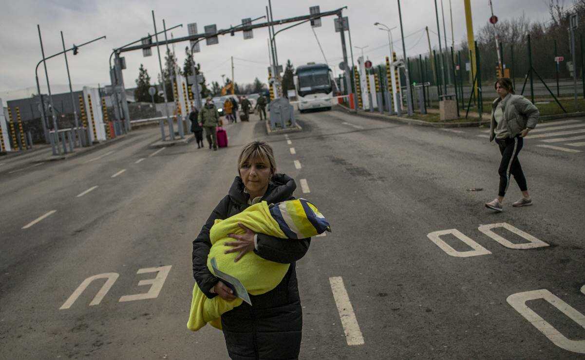 Trasladan a bebés recién nacidos a refugio antibombas en Ucrania