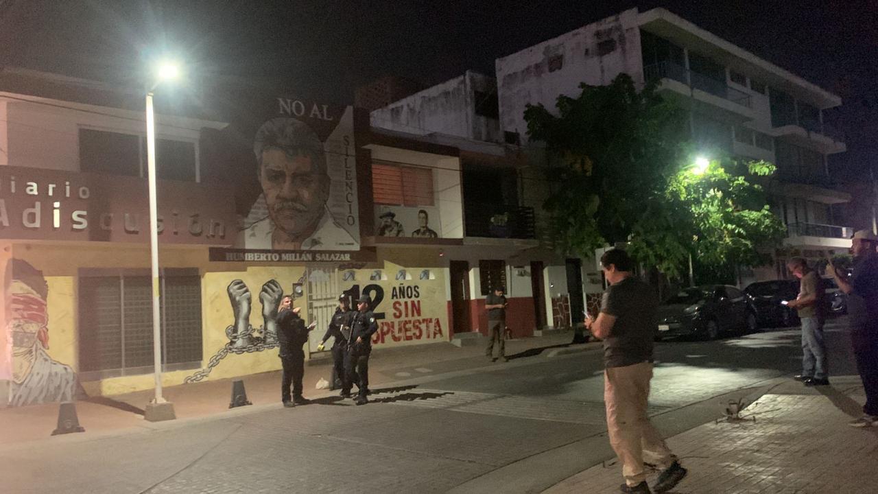 Atacan diario Adiscusión en Sinaloa; balearon la fachada de las instalaciones 