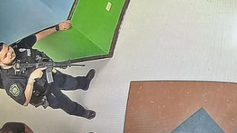 Imágenes inéditas muestran a policías armados en el pasillo de la escuela de Uvalde durante tiroteo 