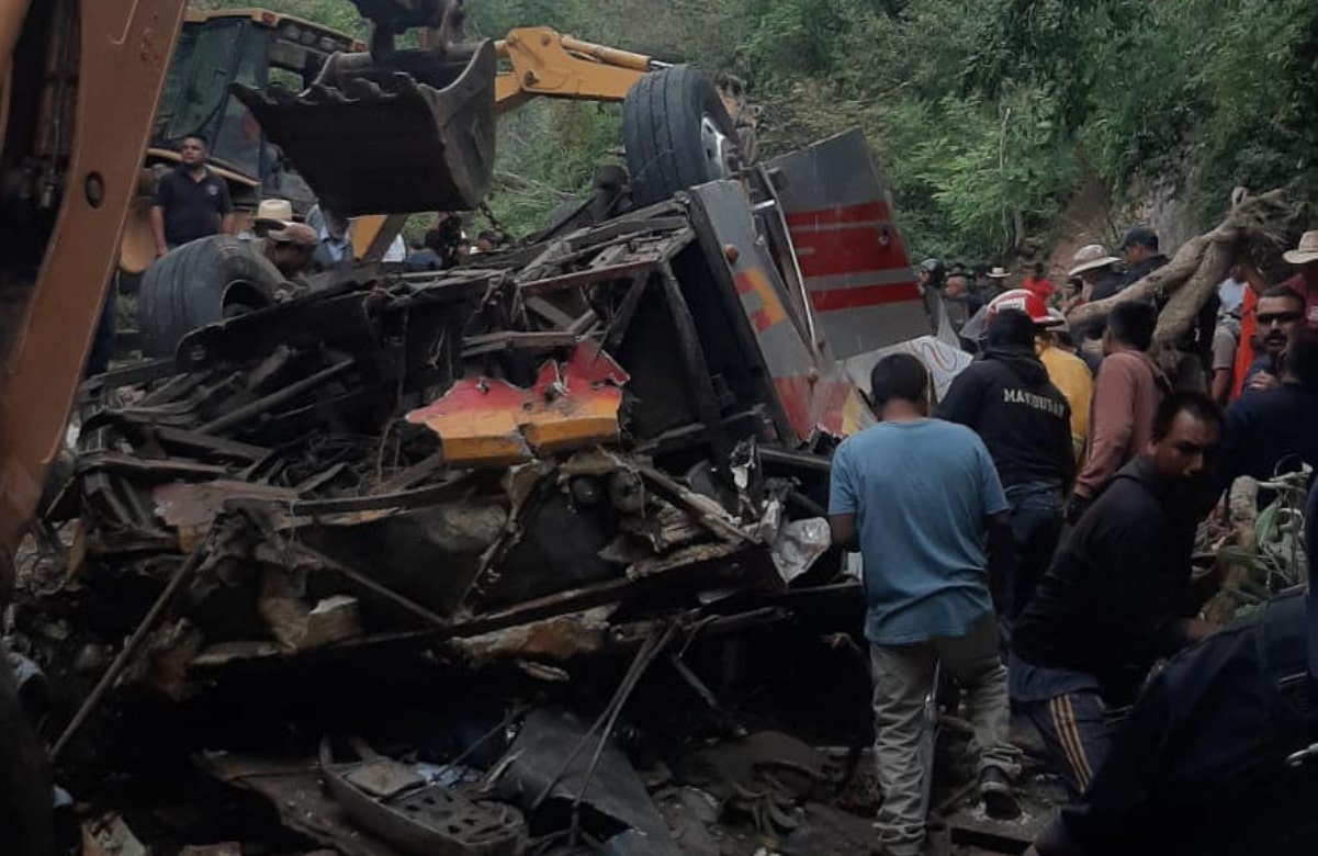 Gobierno de Oaxaca guarda minuto de silencio por muerte de 26 adultos y un menor en volcadura de autobús 