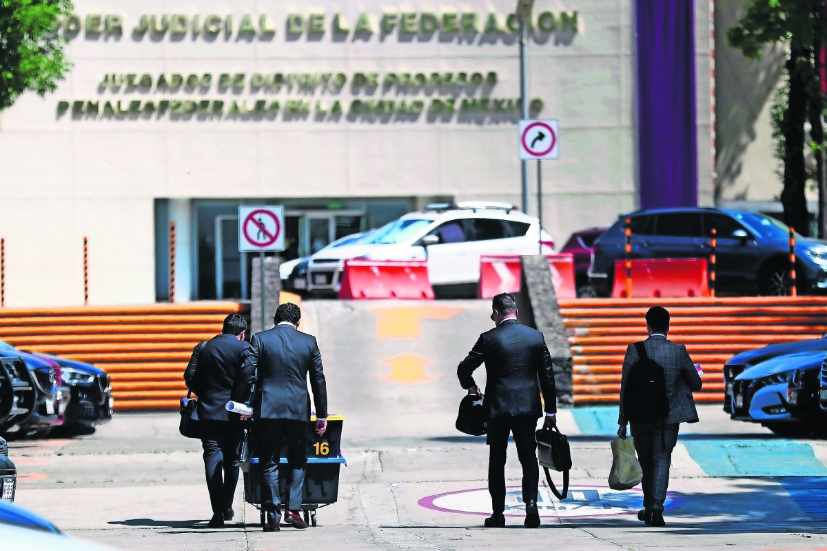 Procesan a abogado de exdirector de Pemex