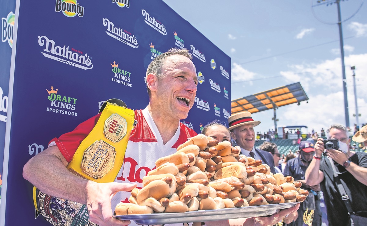 Comer un hot-dog te quita 36 minutos de vida saludable, alerta estudio