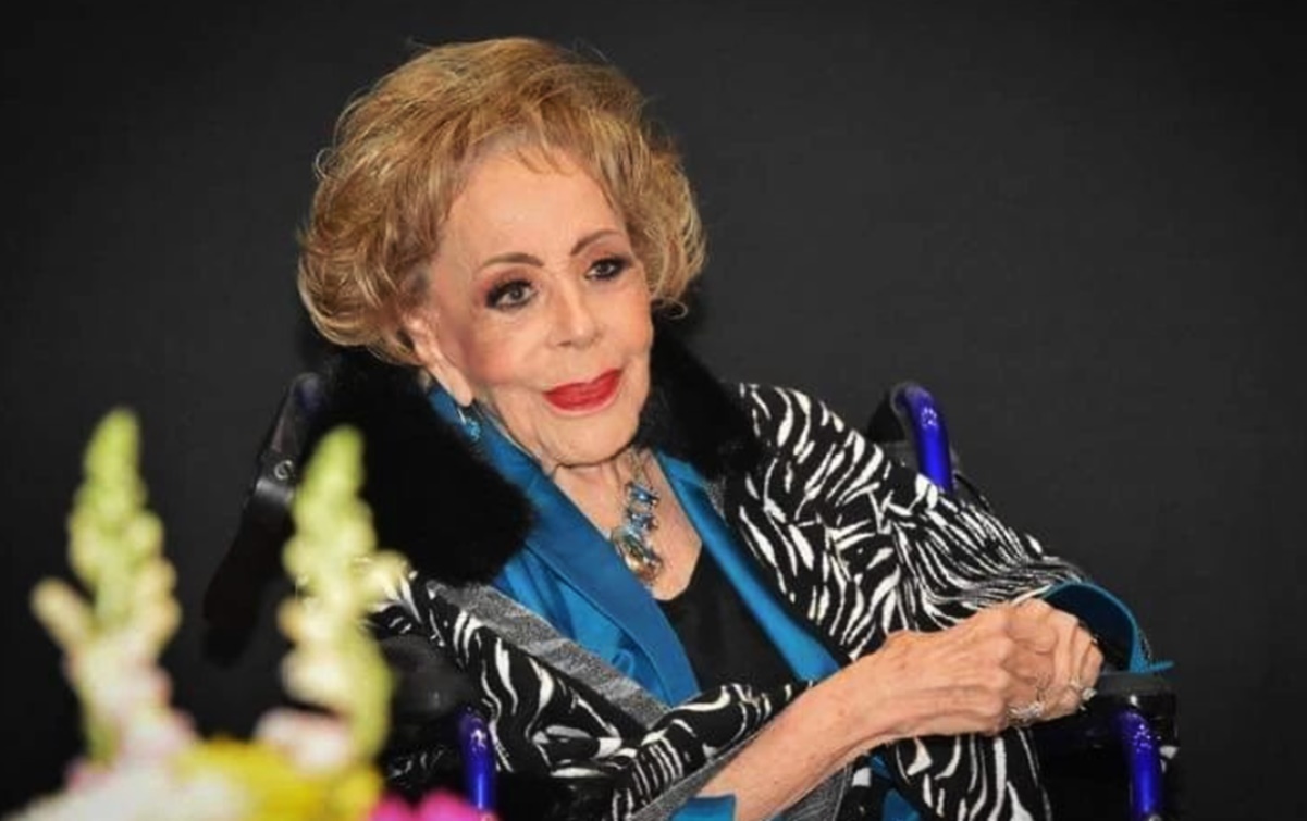 Entre empujones y mariachi, Silvia Pinal reaparece para ser homenajeada por 75 años de carrera