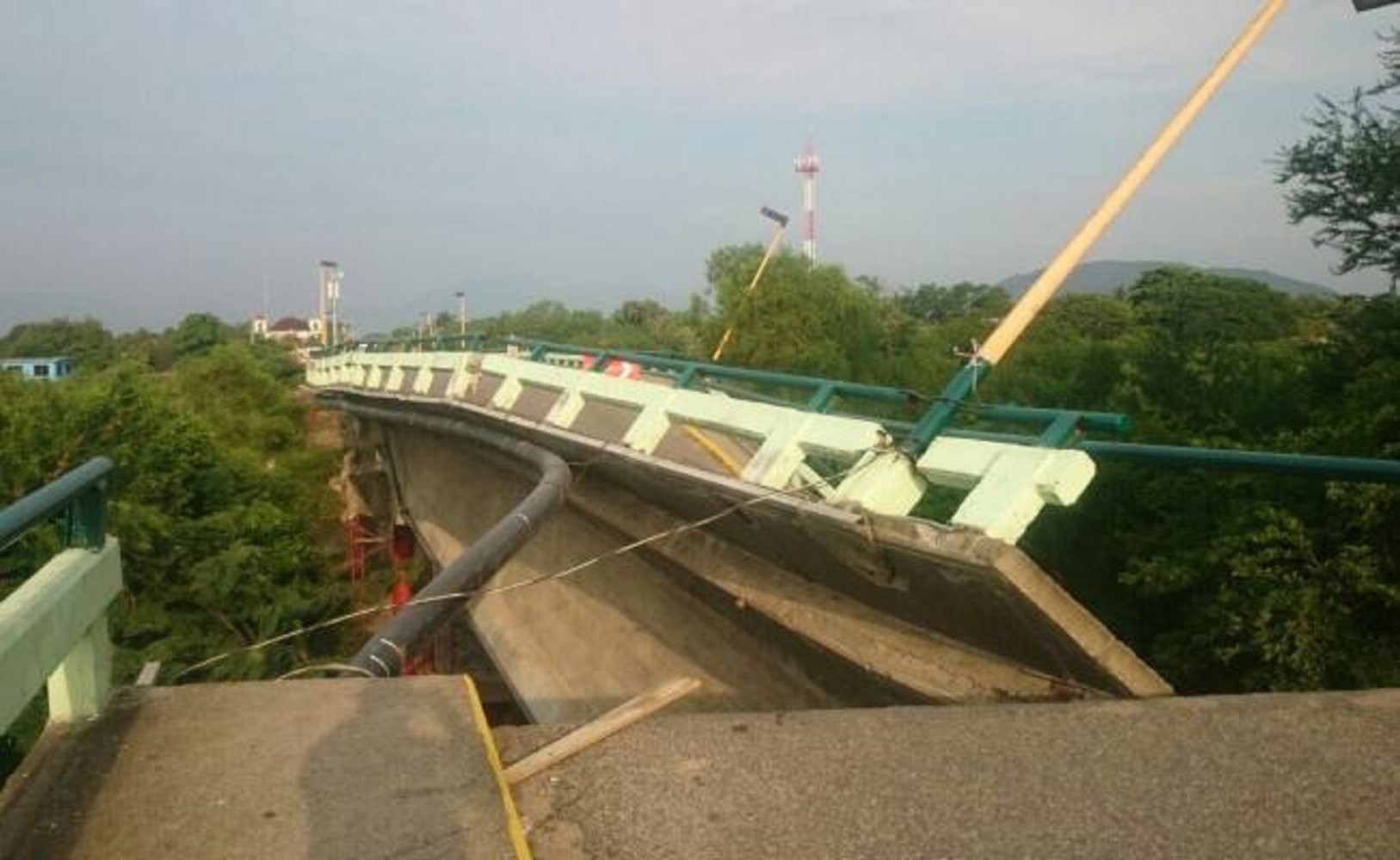 Cae puente en el Istmo tras sismo de esta mañana en Oaxaca; ya estaba dañado