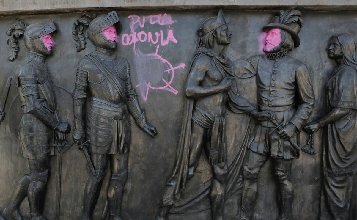 Vandalizan el monumento a Cuauhtémoc; pintan a conquistadores de rosa
