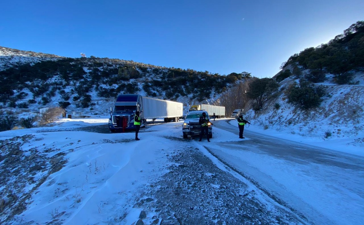 Por congelamiento de carretera, automovilistas quedan varados entre Sonora y Chihuahua