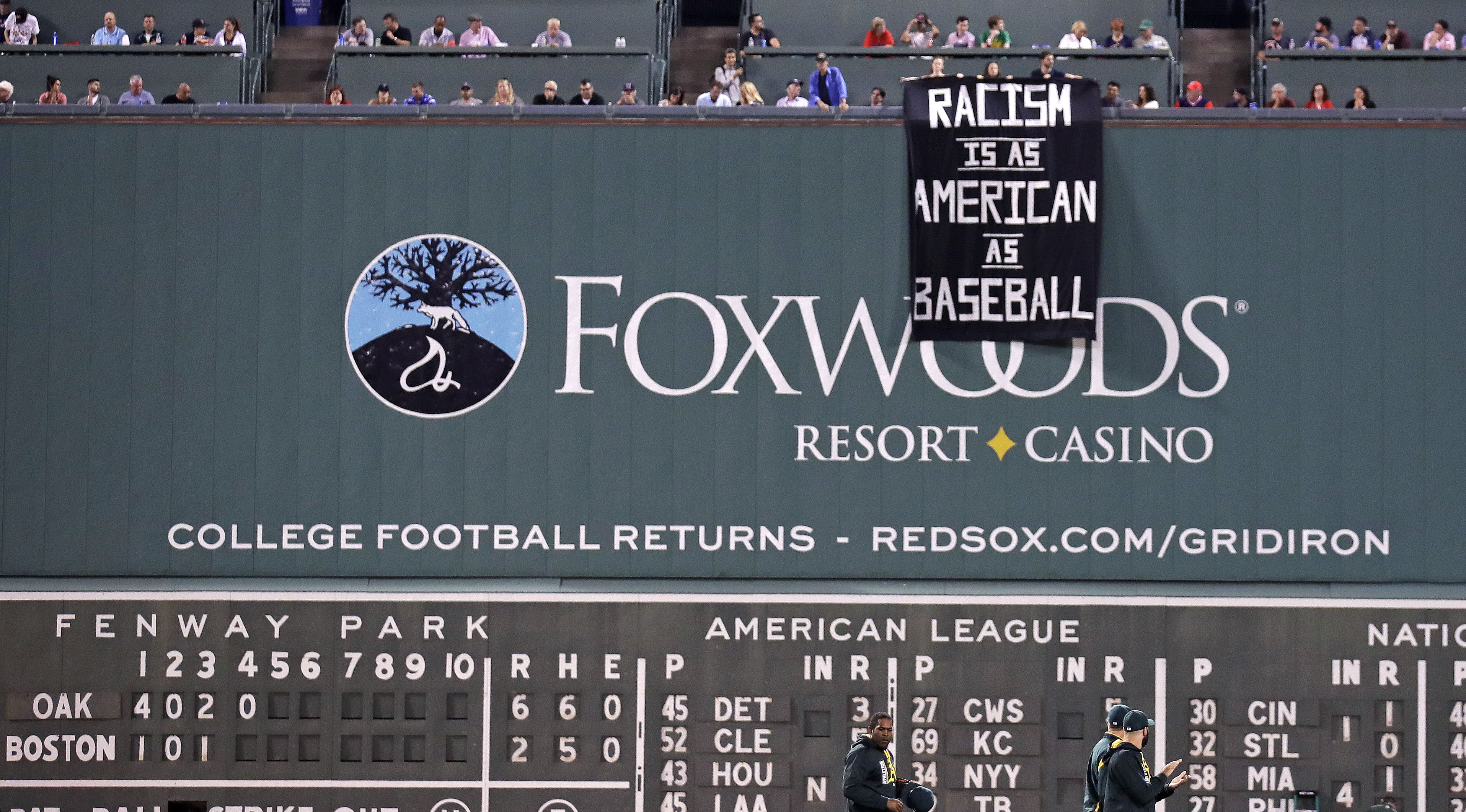"El racismo es tan americano como el beisbol"; despliegan pancarta y los retiran