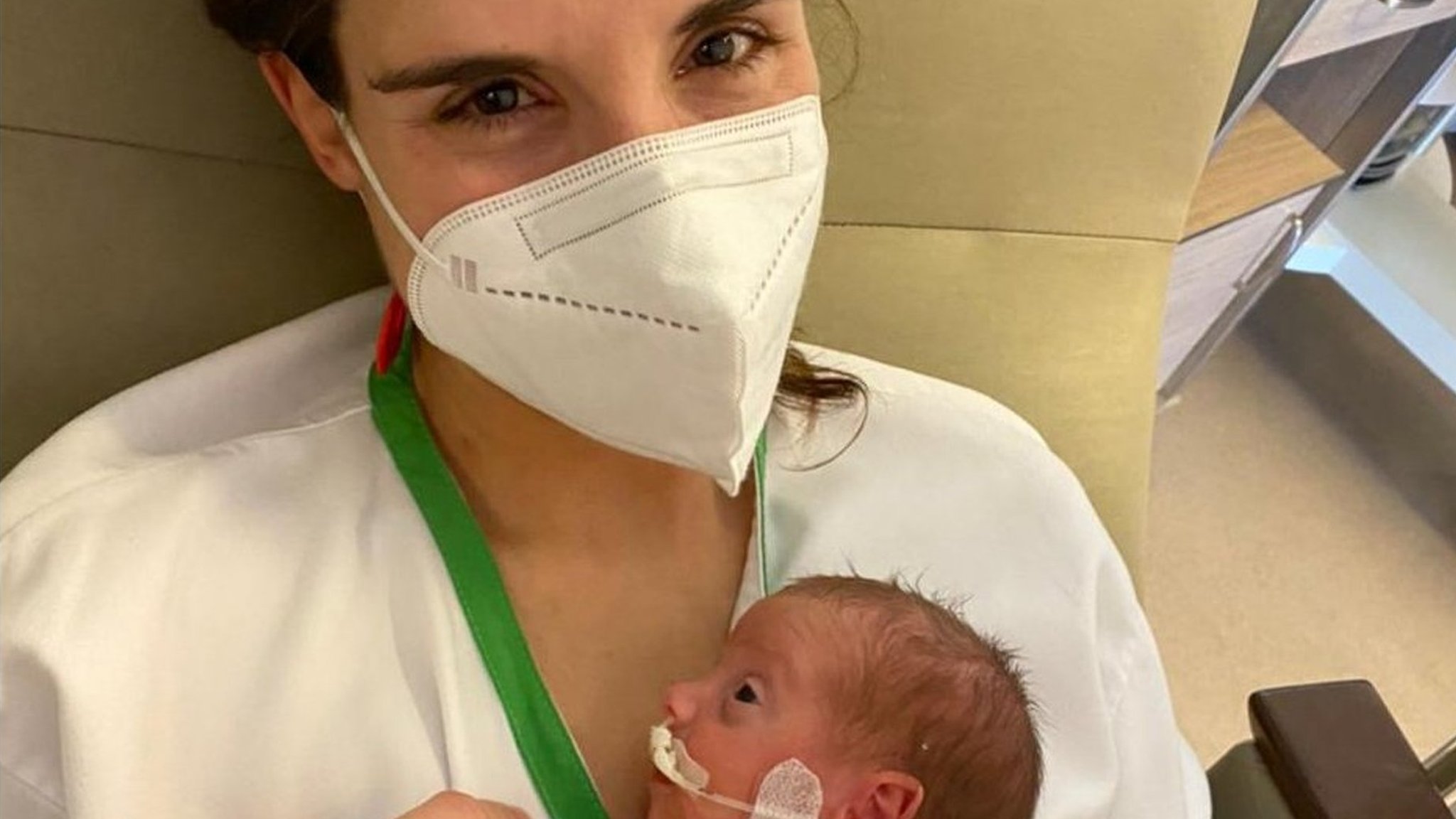 "Te vamos a tener que intubar e interrumpir el embarazo": la mujer que tuvo a su hija estando hospitalizada grave por Covid-19