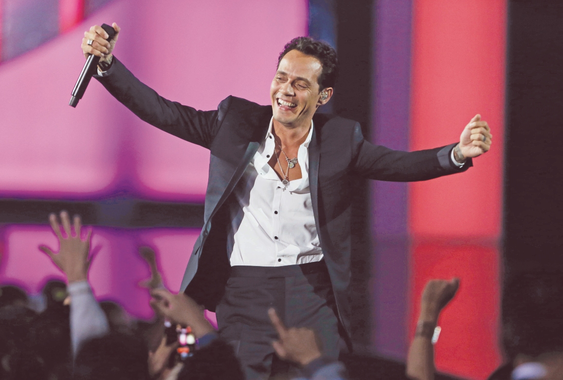 Marc Anthony luce delgadez extrema junto a David Beckham