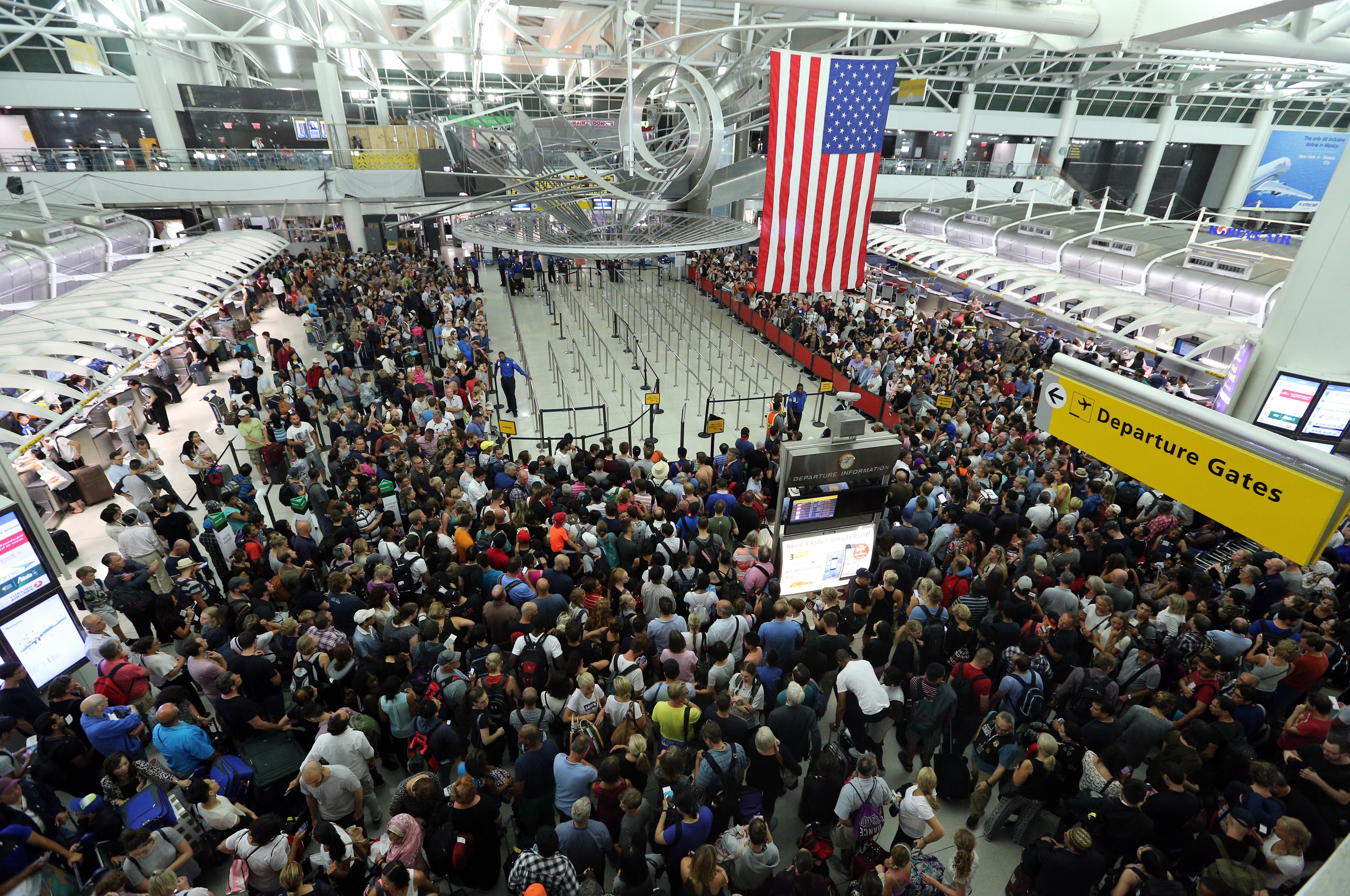 Desalojan terminal del aeropuerto John F. Kennedy, de Nueva York, tras incendio en escalera mecánica