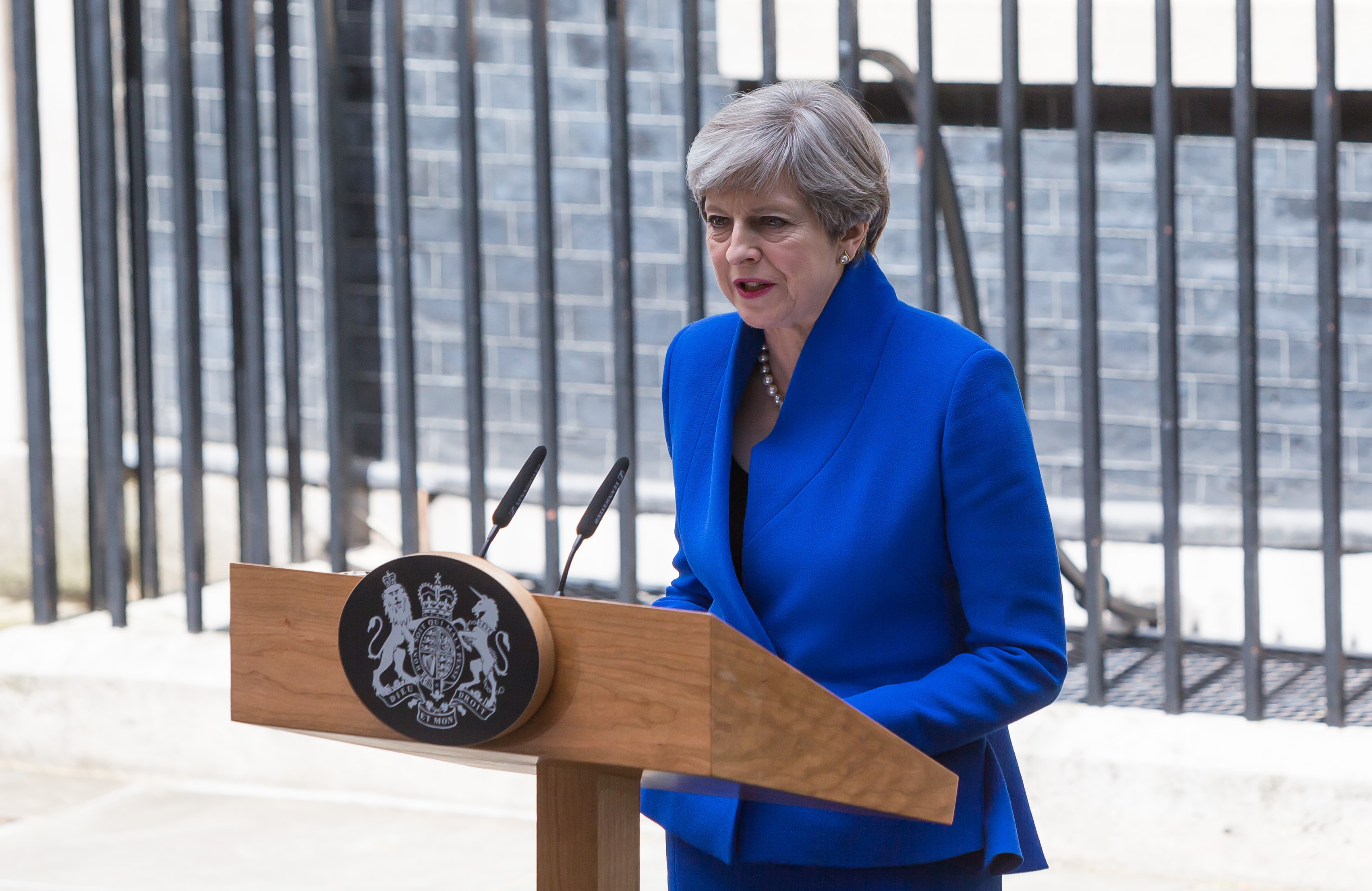 Theresa May dispuesta a formar gobierno pese a revés electoral
