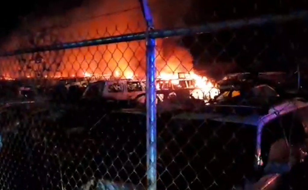 Incendio en corralón de Hermosillo acaba con 300 vehículos