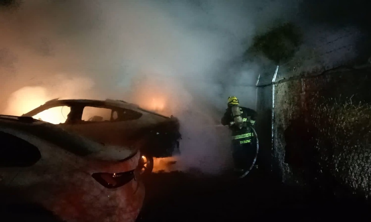 Hombre con pasamontaña entra a agencia y prende fuego a autos de lujo en Culiacán