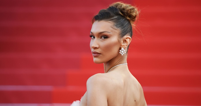 Bella Hadid impacta en París con elegantes atuendos traslúcidos