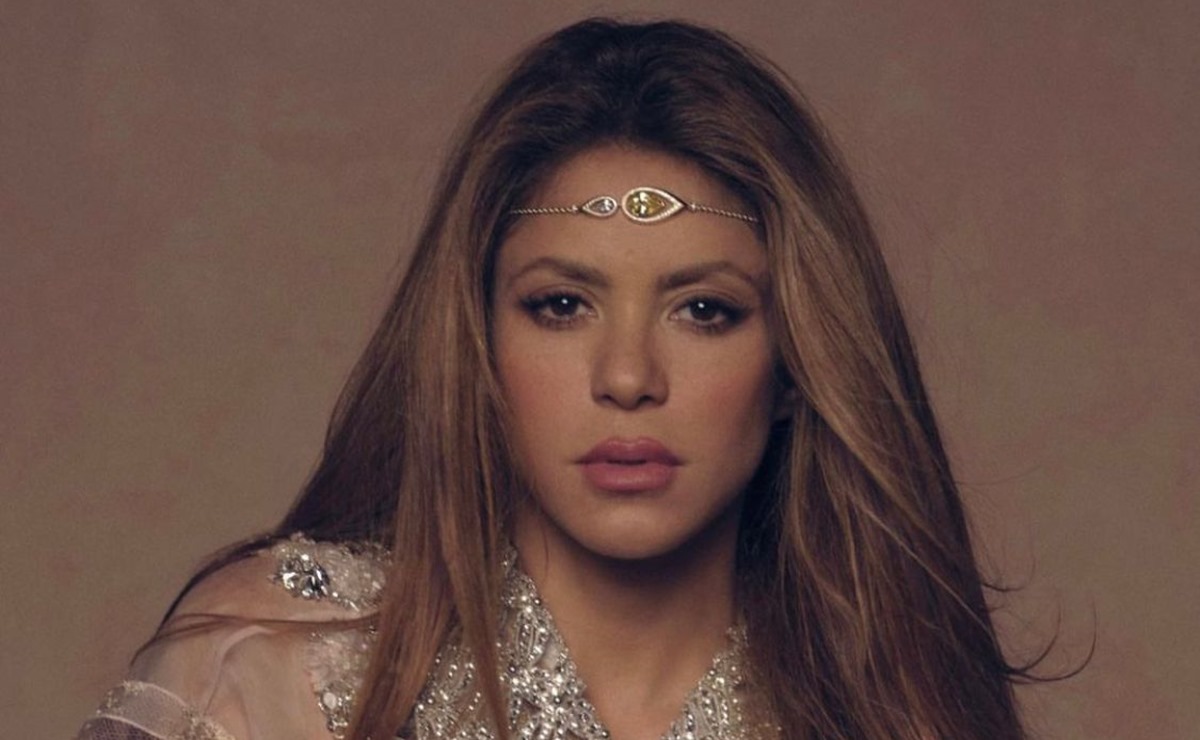 Shakira sorprende con minivestido negro de escote strapless