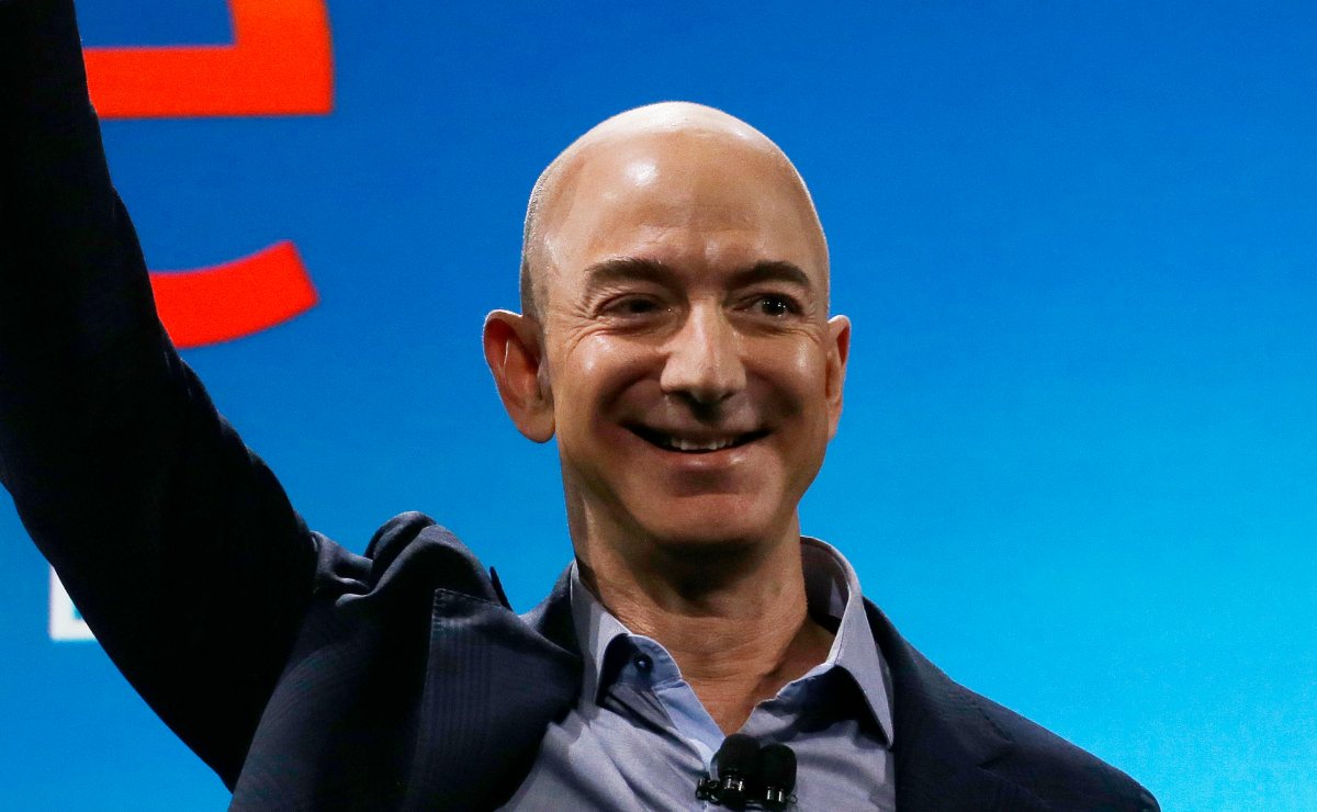 Jeff Bezos eleva la temperatura con su torso desnudo y músculos cincelados