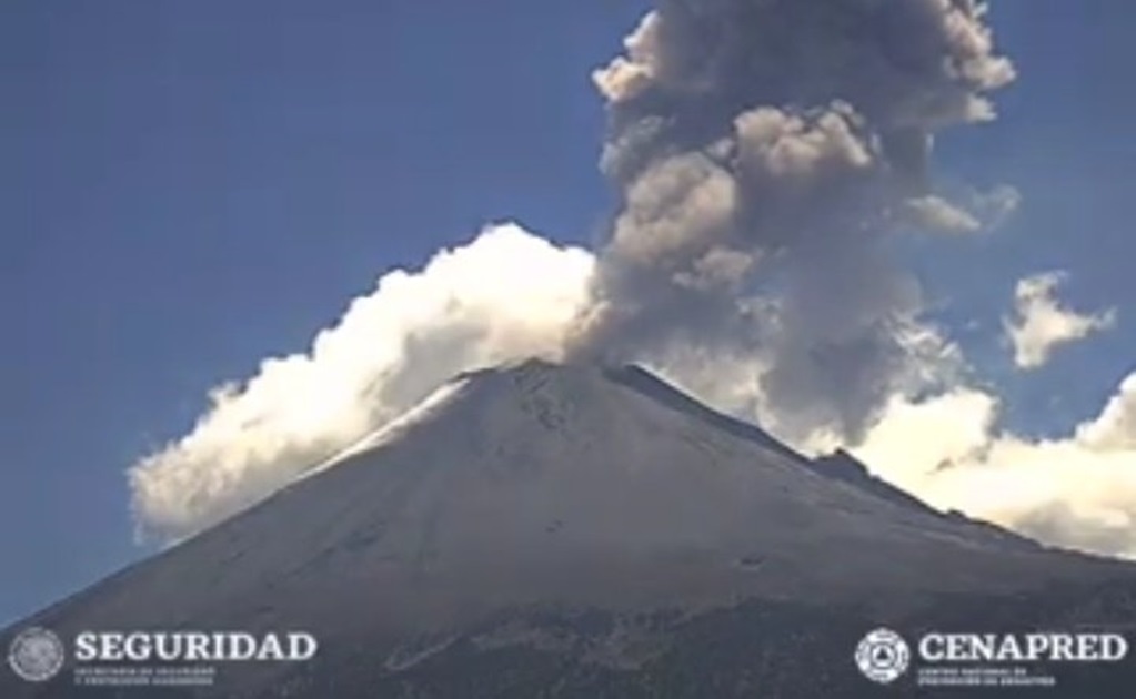 Popocatépetl registra emisión de material incandescente, vapor de agua y ceniza 