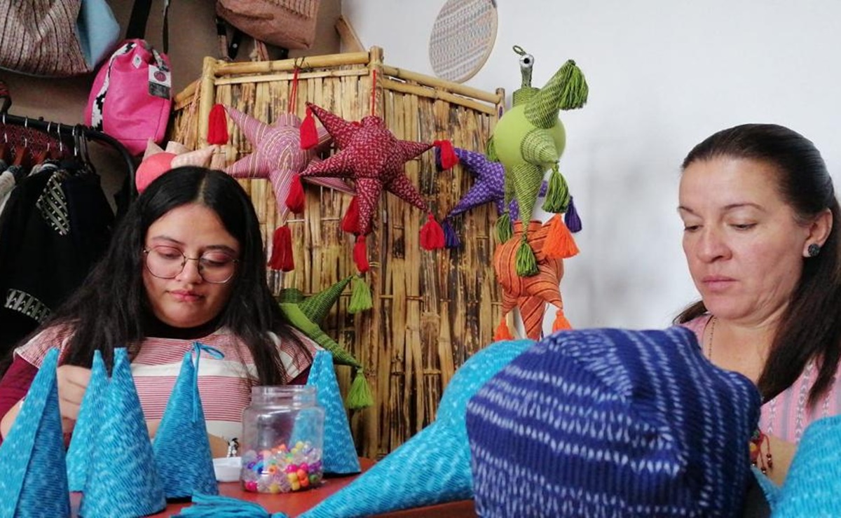 Mujeres artesanas convierten sus telares en piñatas navideñas en Tenancingo, Edomex