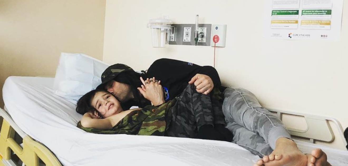 Criss Angel afeita la cabeza de su hijo, tras recaída de cáncer 