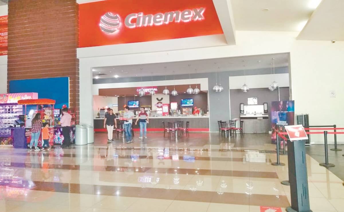 “Nos corrieron del baño”, Mujer acusa a personal de Cinemex de transfóbicos