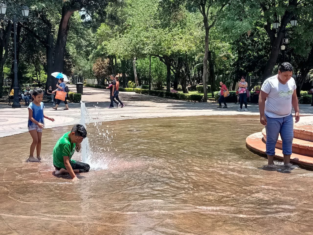 Las fuentes públicas, oasis para enfrentar el calor