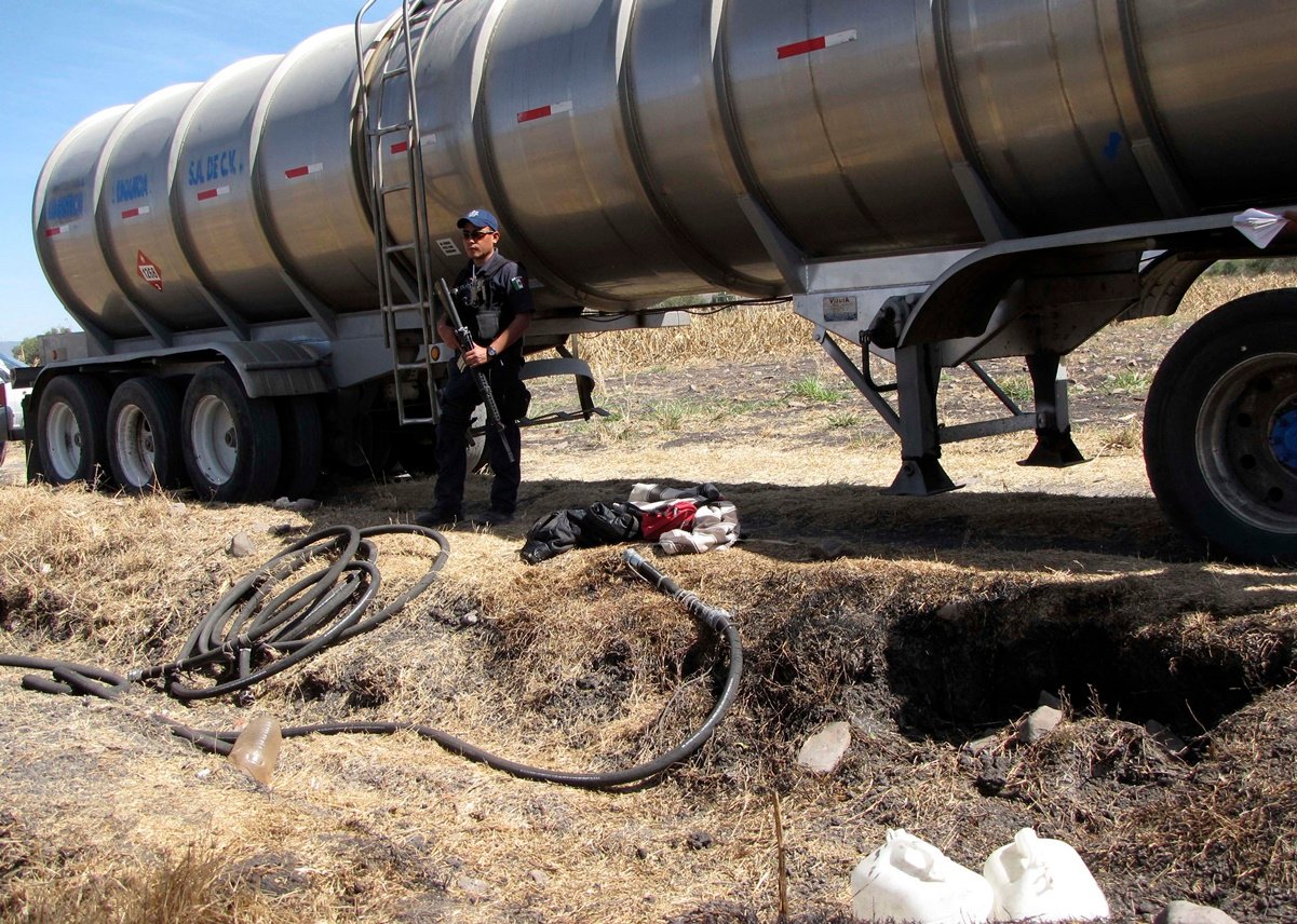 Aseguran 36 mil litros de hidrocarburo y detienen a 3 huachicoleros en NL