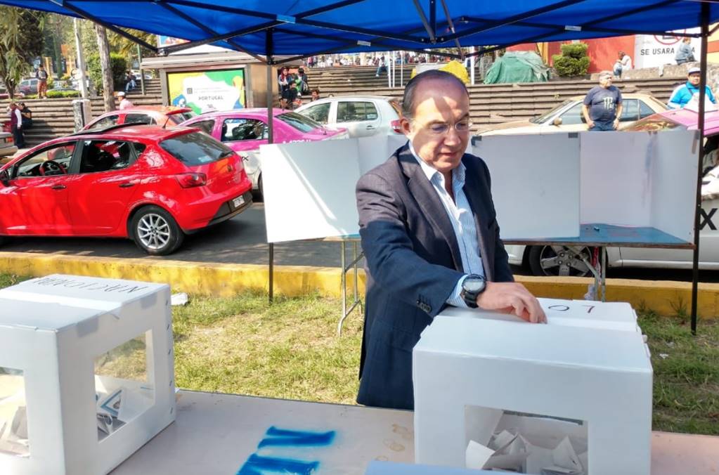 Calderón vota por Manuel Gómez Morin en interna del PAN