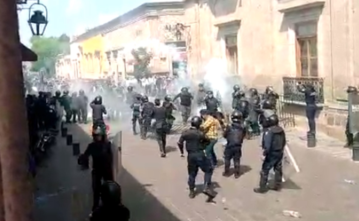 Se enfrentan CNTE y policías en Morelia, Michoacán; hay 3 detenidos y varios lesionados