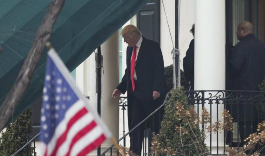 Trump inicia el día de su investidura con misa frente a Casa Blanca