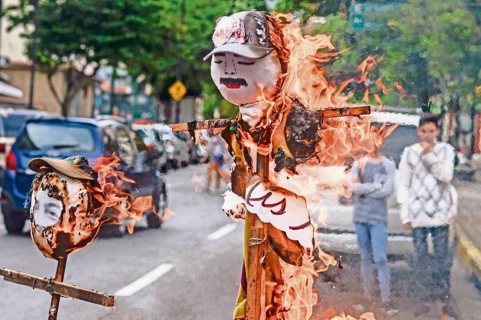 Venezolanos queman judas de Maduro y Almagro 